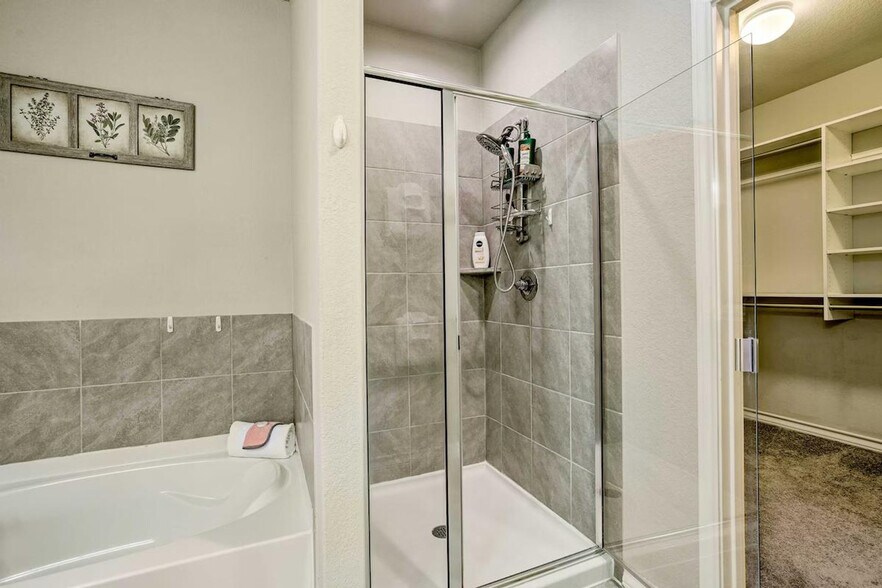 Building Photo - 5603 Chestnut Xing