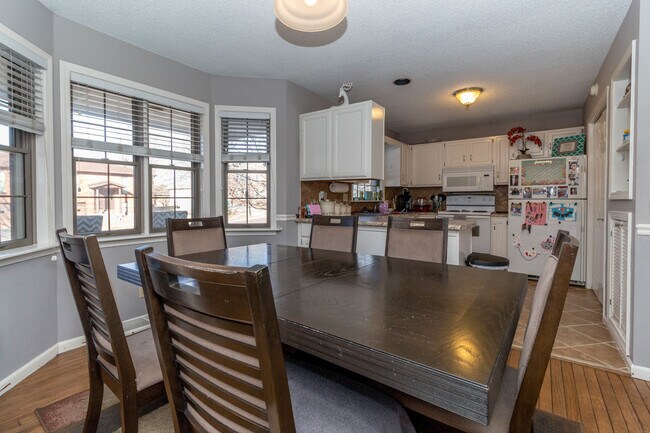 Building Photo - Large SW CoMo Duplex - 4 bed - 2.5 bath