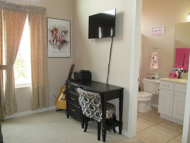 Building Photo - 5745 E Sunset Point Dr