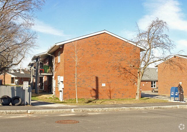 Building Photo - 700-736 Summer St