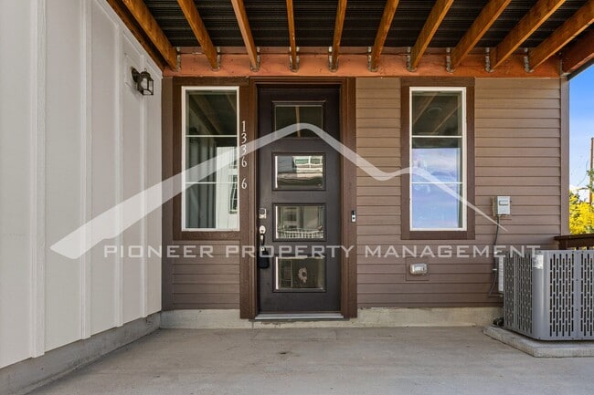 Building Photo - Gorgeous Townhouse with Washer/Dryer and C...