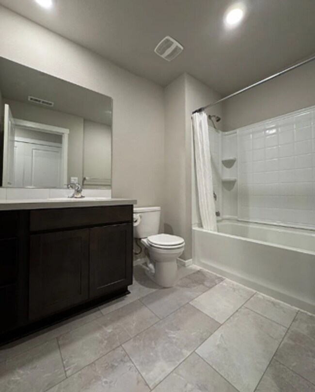 Building Photo - Stylish 4 bed/2.5 bath house