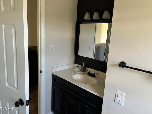 Building Photo - 2703 W Walnut St