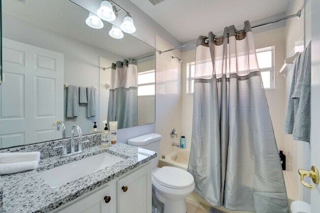 Building Photo - 532 Viola Dr