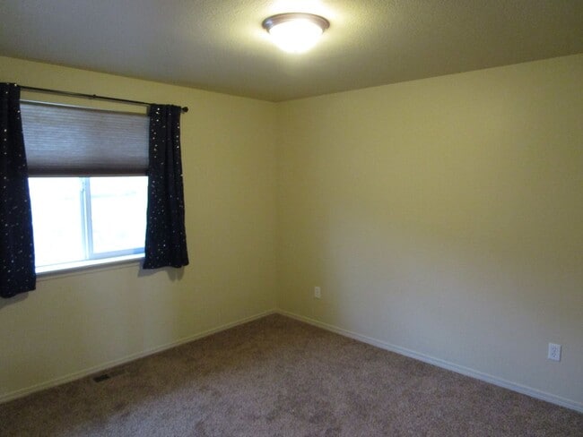 Building Photo - Open Feel Home in Ochoco West Subdivision - Electricity Included! Available Soon!