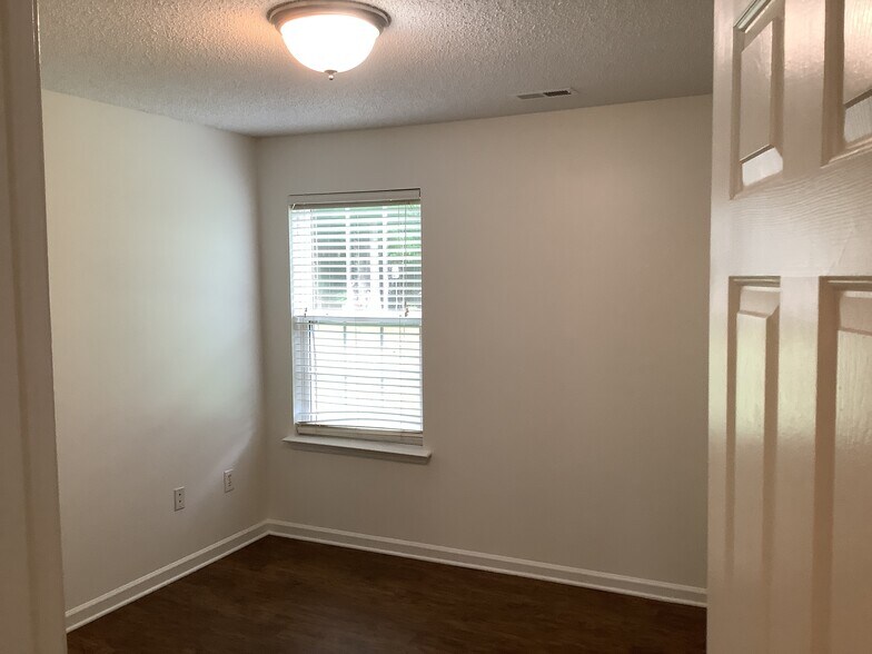 Building Photo - 6527 Forest Cross Dr