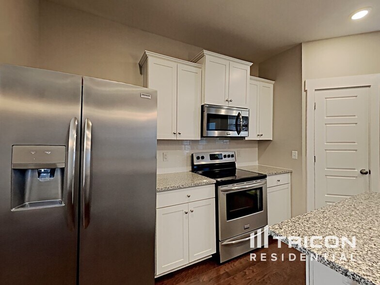 Building Photo - 745 Sapphire Dr