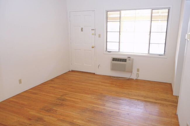 Building Photo - Kenwood Apartments 2426