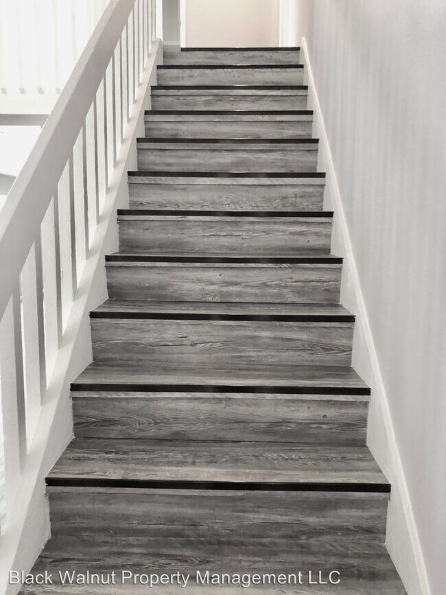 Building Photo - 1900 Albury Cove