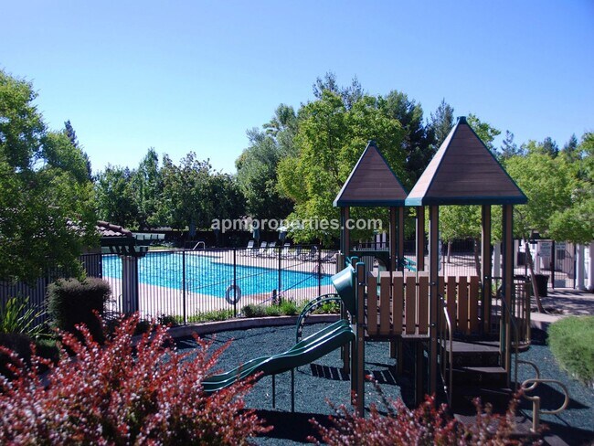 Building Photo - Elegant 4 Bedroom, 3 bath, 3-Car Garage in...