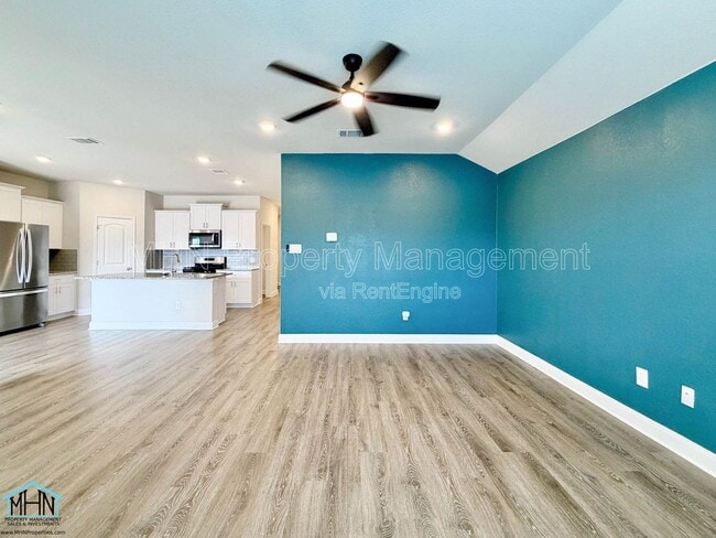 Building Photo - 1405 Redwood Crk