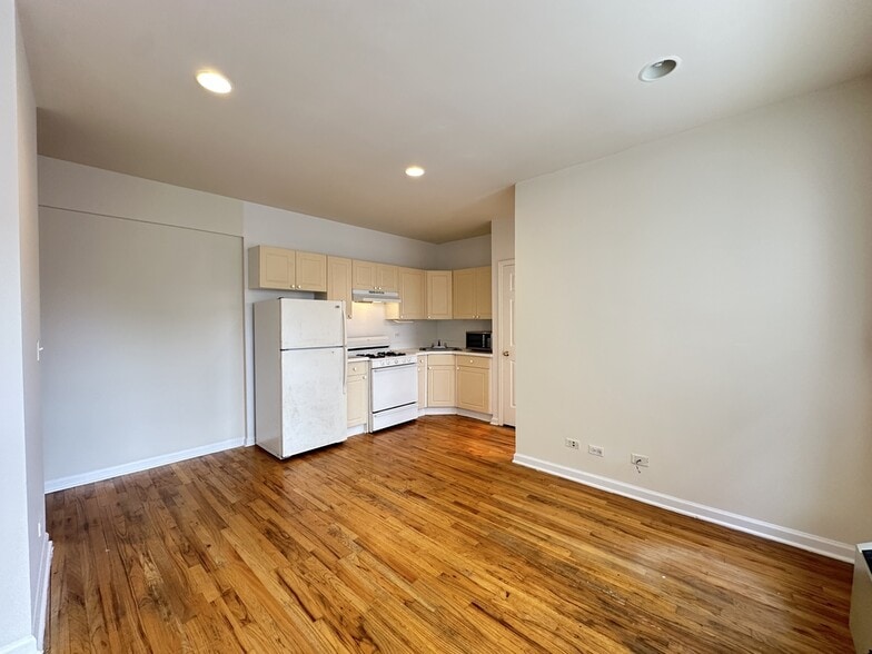 Building Photo - 909 W Dakin St