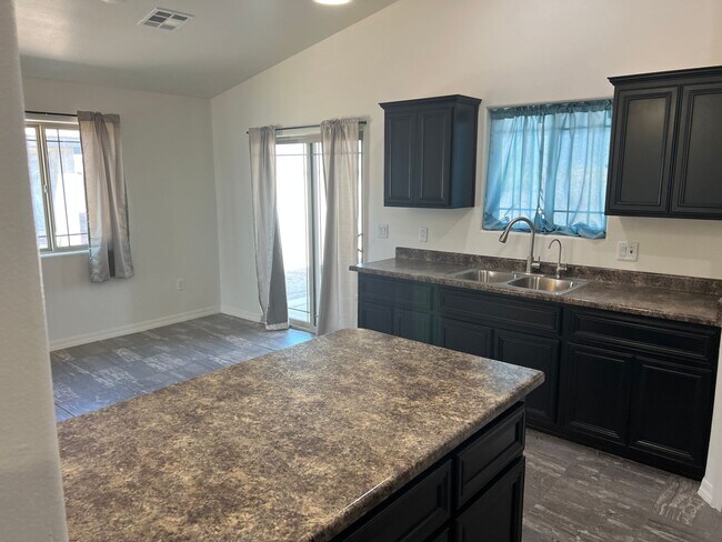 Building Photo - 3 Bedroom 2 Bath Home with fencing in San ...