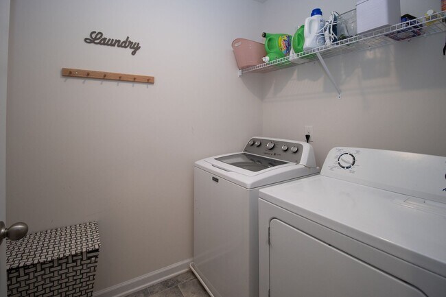 Building Photo - Stylish & Spacious Pet-Friendly Home in Bo...