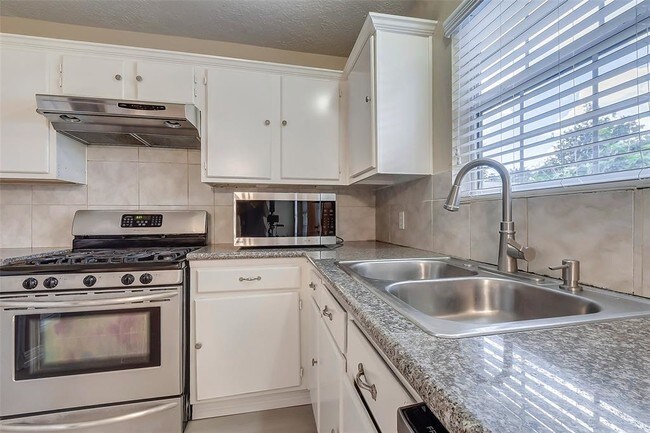 Building Photo - 17010 Grampin Dr