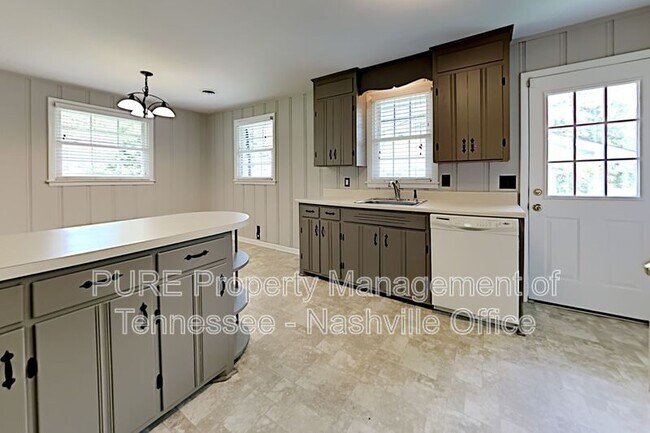 Building Photo - 573 Whispering Hills Dr