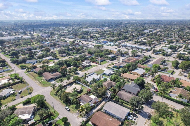 Building Photo - 2629 SW 6th Ct