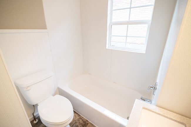 Building Photo - 1305 Cottage Ln