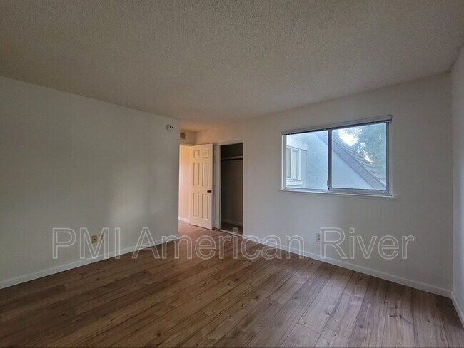 Building Photo - 102 Luna Grande Cir