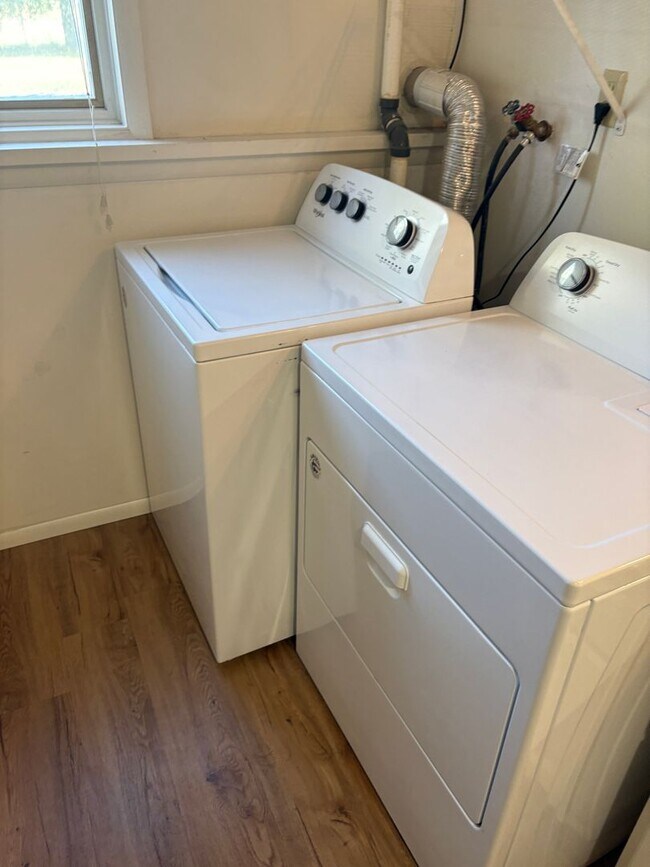Building Photo - 4 bedroom, 2 bathroom Home off Spring Hill...