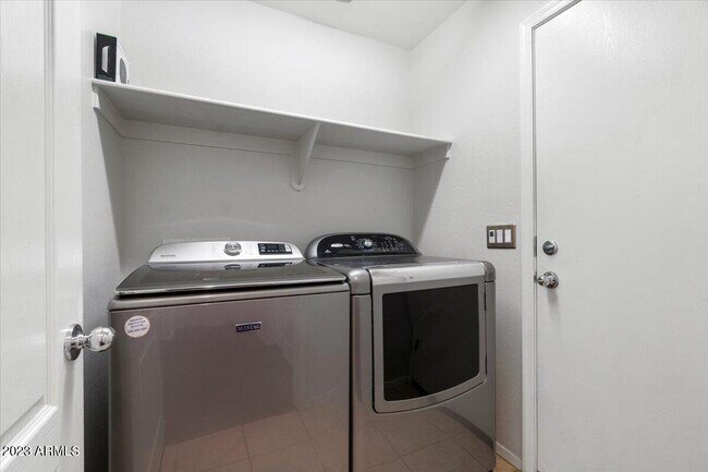 Building Photo - 2039 E Saddlebrook Rd