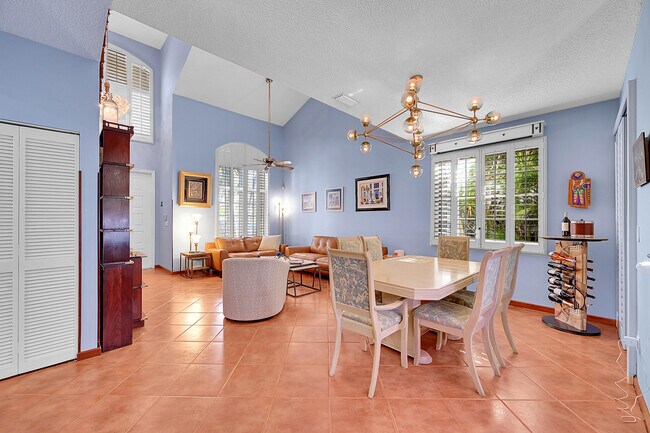 Building Photo - 2922 Port Royale Ln S