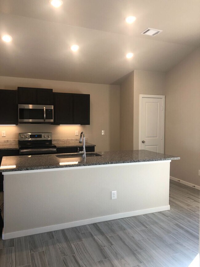 Building Photo - Located in Tradewind Square !!!! Built in ...
