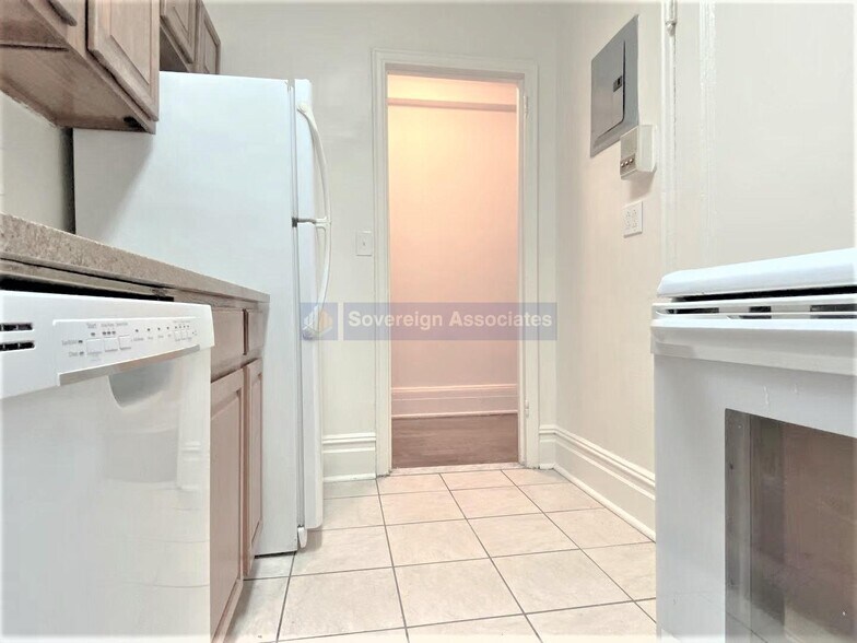 Building Photo - 77 W 104th St