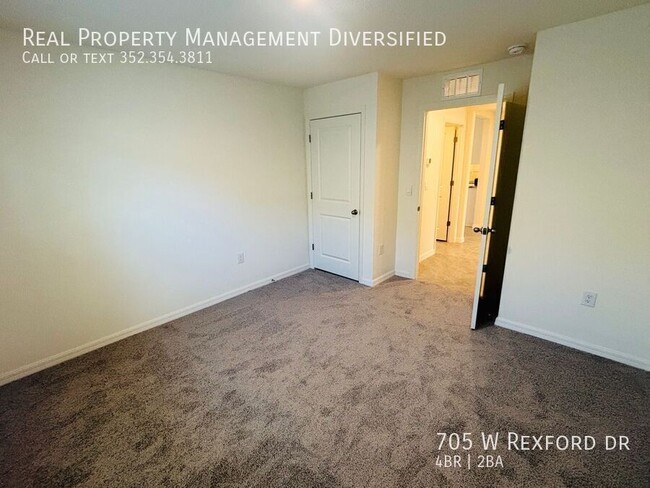 Building Photo - 705 W Rexford Dr
