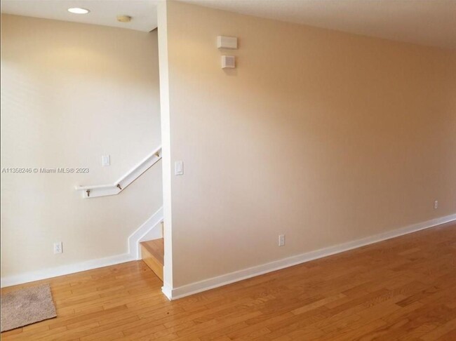 Building Photo - LARGE 3-bed, 3-bath townhome with 2-car ga...