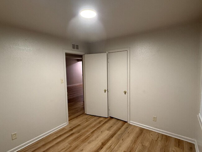 Building Photo - 2607 N Poplar St