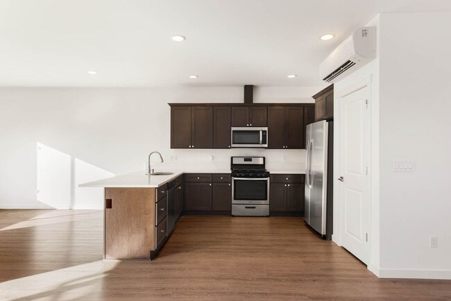 Building Photo - 304 S 48th Ct