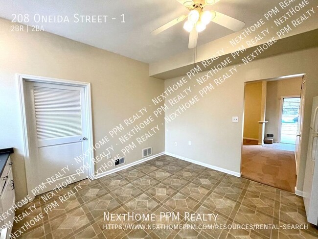 Building Photo - Great 2 bedroom,1-1/2 bath home with laund...