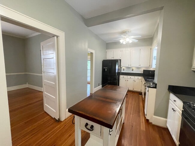 Building Photo - 3 Bedroom 2 1/2 Bath Updated Historic Home