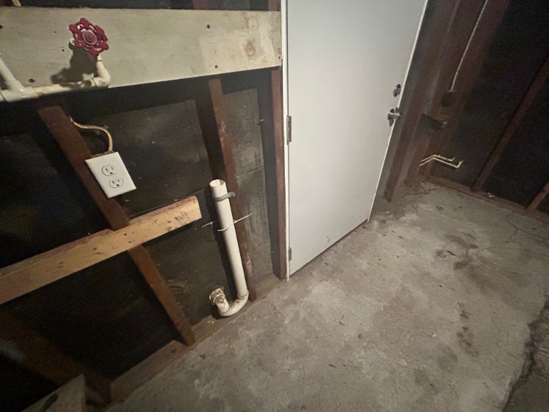 Building Photo - 2652 Merwyn Rd