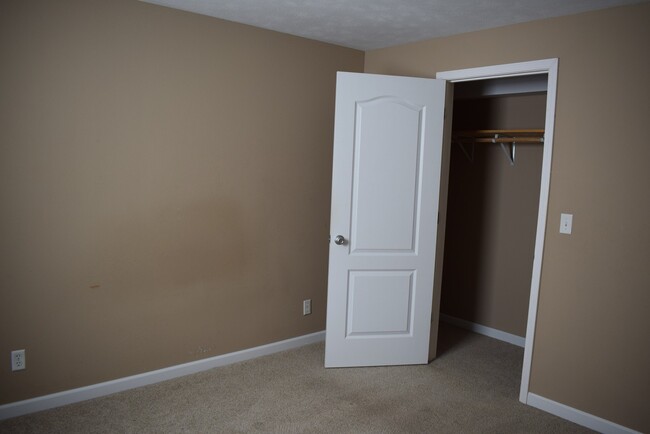 Building Photo - Beautiful spacious home in Waynesville