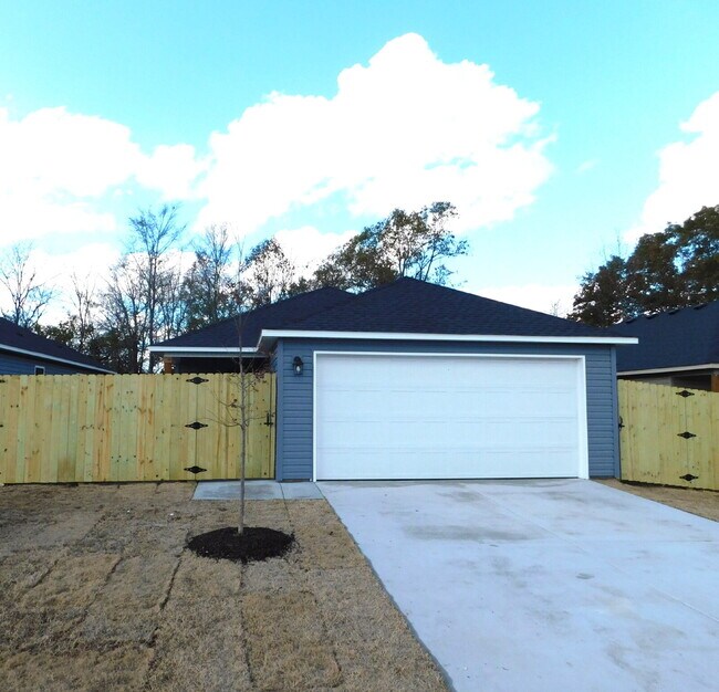 Building Photo - 3-Bedroom Home with 2 Full Baths in Prime Fayetteville Location