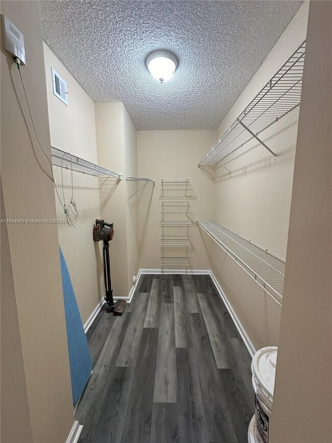 Building Photo - 17150 N Bay Rd