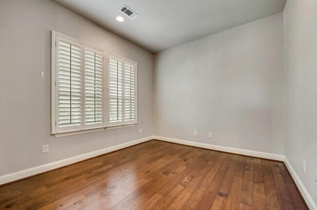 Building Photo - 4343 McKinney Ave