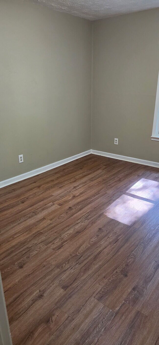Building Photo - Two Bedroom Home, Recently Renovated