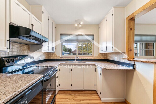 Building Photo - Cozy House with Central A/C and Fenced Back Yard