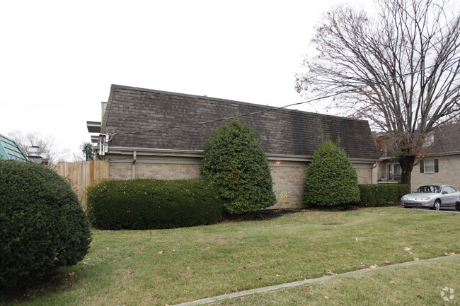 Building Photo - Poplar Manor Condominiums