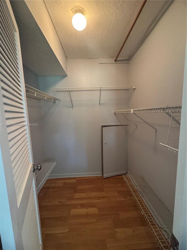 Building Photo - 9811 N Hollybrook Lake Dr