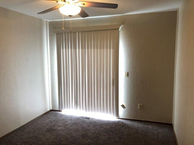 Building Photo - Moore Schools! 2 bed, 2 full baths, garage...