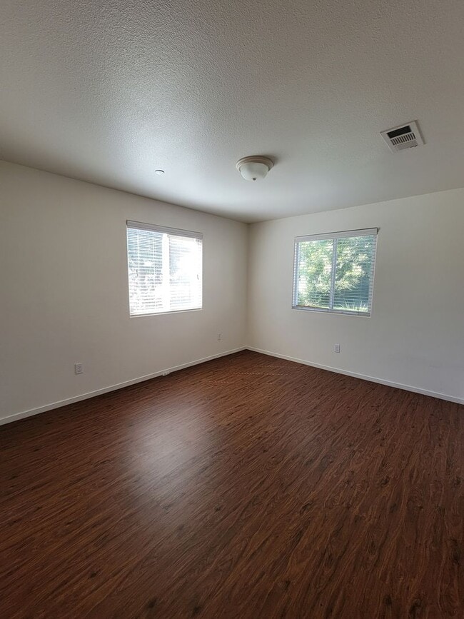 Building Photo - 2221-27  W. Lark