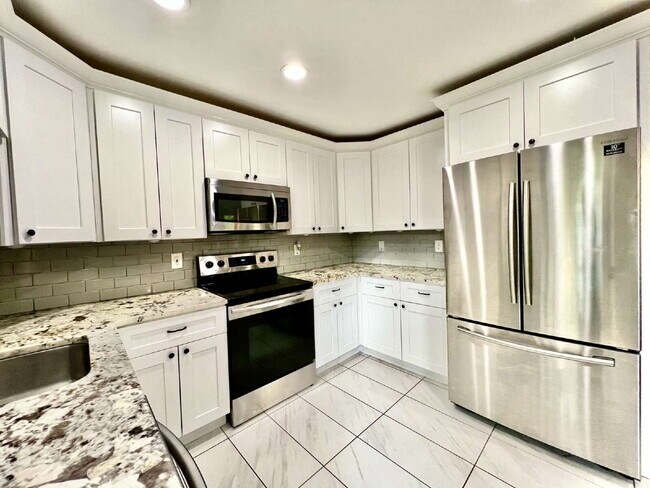 Building Photo - Welcome home to this charming house located near the heart of Charlotte, NC.