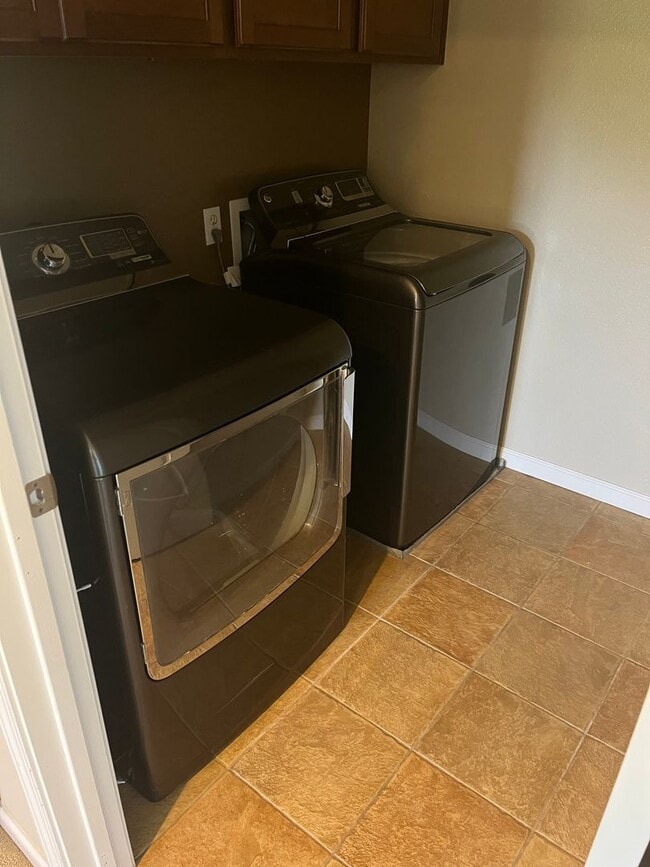 Building Photo - 3 bedroom 3 bathroom with bonus room in No...