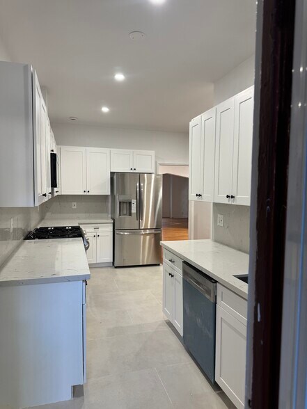Building Photo - 1260 N Flores St