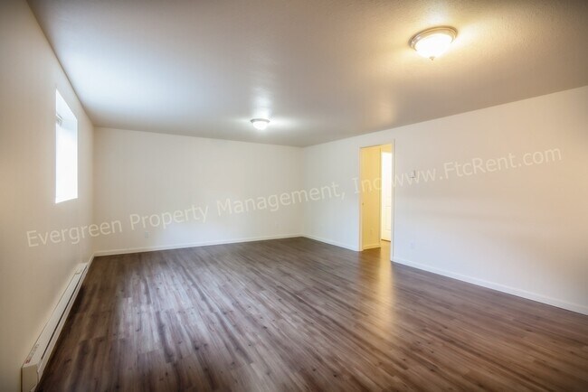 Building Photo - 904-906 Camelot Ct.