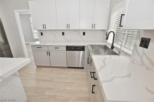 Building Photo - 747 Canyon Crest Dr